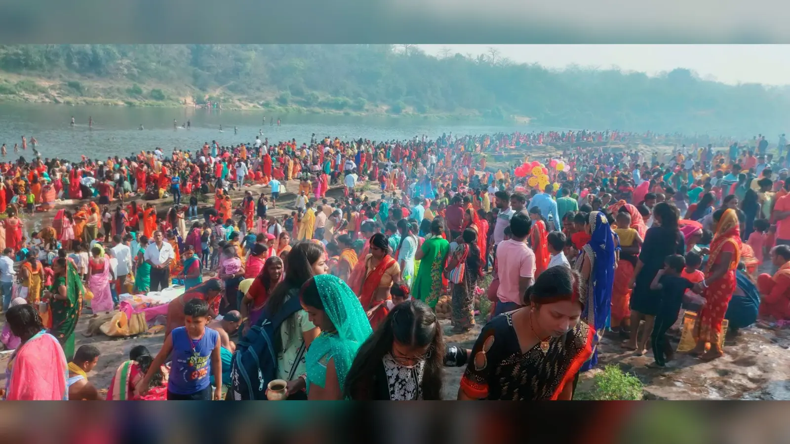 श्रद्धालुओं ने दामोदर में लगायी आस्था की डुबकी, की पूजा-अर्चना