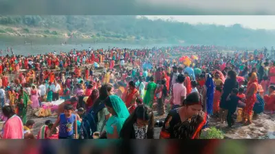 श्रद्धालुओं ने दामोदर में लगायी आस्था की डुबकी, की पूजा-अर्चना