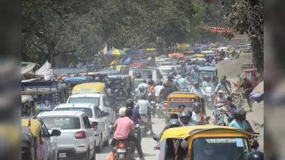 डिस्टिलरी पुल से लालपुर चौक तक जाम, डस्ट ने किया जीना मुहाल