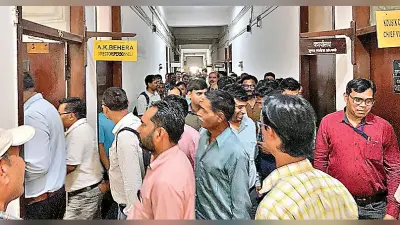 बकाया वेतन भुगतान को लेकर अधिकारियों ने किया प्रदर्शन, कहा : कंपनी चलाने और कर्मचारियों के रोजगार की गारंटी दे प्रबंधन