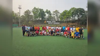 वेटरन खिलाड़ियों ने हॉकी के मैदान जमकर पहाया पसीना