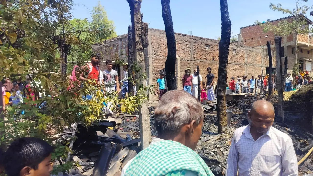 शॉर्ट सर्किट लगी आग, ���ैस सिलेंडर फटा