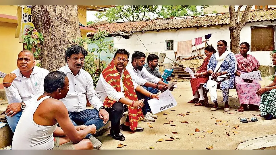 आदित्य विक्रम ने चुटिया में जनसंपर्क अभियान चलाया