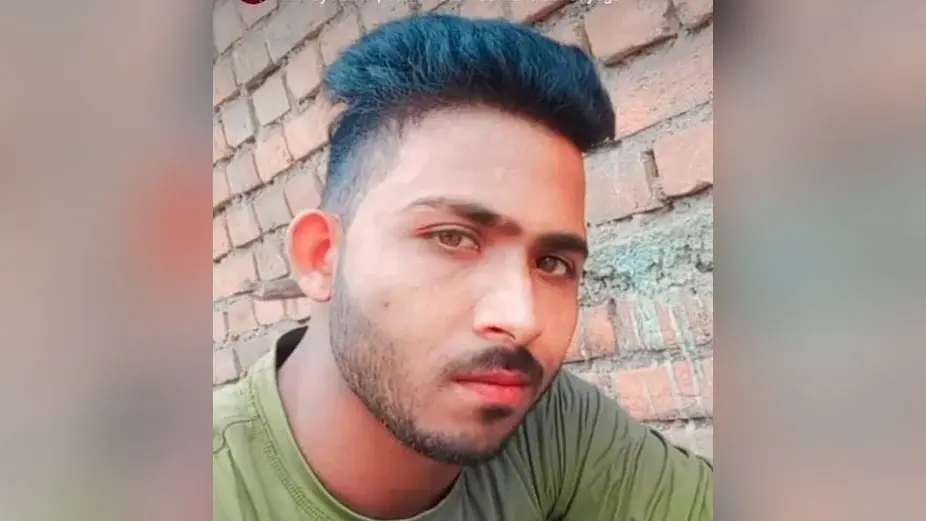 संदेहास्पद स्थिति में युवक का शव मिला, जांच में जुटी पुलिसदुखद. कहासुनी के बाद घर से निकला, फिर आयी बुरी खबर: चार माह पूर्व चेन्नई से काम कर लौटा थाटंडवा. मगध से प्रभावित कुंंडी गांव में घर के गोशाला से श्याम कुमार उर्फ चरका (24) का शव संदेहास्पद स्थिति में मिला. शव फांसी से लटकता हुआ बरामद किया गया. पुलिस ने शव को पोस्टमार्टम के लिए सदर अस्पताल चतरा भेज दिया. पोस्टमार्टम के बाद शव को परिजनों को सौंप दिया गया. जानकारी के अनुसार, रविवार की रात आठ बजे श्याम ने अपने बच्चों के साथ खाना खाया. पैसा को लेकर परिजनों के साथ उसकी कहासुनी हुई. इसके बाद वह घर से बाहर निकल गया. लगभग 10 बजे रात उसकी पत्नी अपने आंगन में ही स्थित गोशाला गयी, तो अपने पति का शव फंदे से लटकता देखा. इसके बाद इसकी सूचना पुलिस को दी गयी. ग्रामीणों के अनुसार, छेदी साव का पुत्र श्याम चार माह पूर्व चेन्नई से काम कर लौटा था और मगध में ही रोजगार की तलाश कर रहा था. कुछ लोगों का कहना है कि शव का पैर जमीन से सटा हुआ था. ऐसे में थाना प्रभारी अनिल कुमार ने कहा कि पोस्टमार्टम रिपोर्ट आने के बाद ही हत्या या आत्महत्या का खुलासा हो पायेगा. घटना से पत्नी, तीन बच्चे व परिजनों का रो-रोकर बुरा हाल हैं.