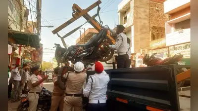 नो पार्किंग जोन में खड़ी 20 से अधिक बाइकें क्रेन से उठायी गयीं