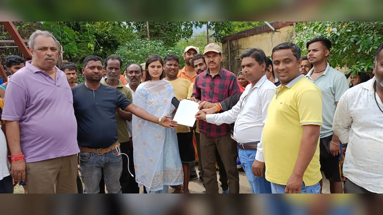 गांव में हाइवोल्ट तार गिरा, महिला झुलसी