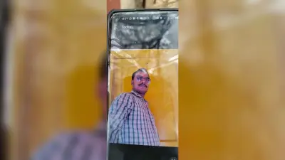 झरिया- जीतपुर निवासी आर्मी जवान की जम्मू-कश्मीर में मौतफोटो-09-झरिया-3-(मृतक आर्मी प्रज्ञानंद का फाइल फोटो )मृतक के पिता व बड़े भाई उधमपुर, जम्मू-कश्मीर रवानाघर के सदस्यों को नहीं दी गयी है घटना की जानकारीजोड़ापोखर. जोड़ापोखर थाना क्षेत्र के जीतपुर पोस्ट ऑफिस के समीप रहनेवाले रिटायर्ड टाटाकर्मी गजेंद्र सिंह के पुत्र आर्मी जवान प्रज्ञानंद सिंह (34) की सोमवार को ड्यूटी के क्रम में जम्मू कश्मीर स्थित उधमपुर आर्मी कैंप में मौत हो गयी. घटना की सूचना उनके घरवालों को अभी नहीं दी गयी है. मृतक जवान प्रज्ञानंद सिंह का शव बुधवार को कोलकाता एयरपोर्ट पहुंचेगा. वहां से वाहन से जीतपुर स्थित घर लाया जायेगा. फिलहाल मौत के कारण का पता नहीं चल पाया है. वर्ष 2012 में आर्मी में लगी थी नौकरी : मृतक के भाई मनोज सिंह ने बताया कि वर्ष 2012 में प्रज्ञानंद सिंह की आर्मी में नौकरी लगी थी. वर्ष 2020 में उसकी शादी समस्तीपुर में हुई थी. घर में मां सुनैना देवी, मृतक की पत्नी निक्कू देवी व एक साल का एक बेटा अयांश है. मृतक तीन भाइयों में सबसे छोटा था. बड़े भाई पुष्प नारायण सिंह पंजाब के अंबाला में आर्मी पदस्थापित हैं. मंझला भाई मनोज कुमार सिंह इसीएल के मुगमा एरिया में कार्यरत है. सूचना पाकर मृत जवान के पिता गजेंद्र सिंह व बड़े भाई पुष्प नारायण सिंह उधमपुर रवाना हो गये हैं. दो माह पूर्व आया था घर : लोगों ने बताया कि सोमवार की देर शाम उनके पिता गजेंद्र सिंह के मोबाइल पर आर्मी के अधिकारी का फोन आया था, जिसमें बेटे प्रज्ञानंद सिंह की मौत की सूचना दी. बड़े भाई पुष्प नारायण सिंह उधमपुर पहुंच कर घटना की जानकारी ले रहे हैं. मंझला भाई मनोज कुमार सिंह जीतपुर में परिजनों के साथ हैं. प्रज्ञानंद सिंह मिलनसार व्यक्ति था. जब भी वह छुट्टी पर घर आते थे, तो सभी से मिलते थे. दो माह पहले वह छुट्टी पर घर आया था. घटना से मुहल्लेवासी मर्माहत हैं.