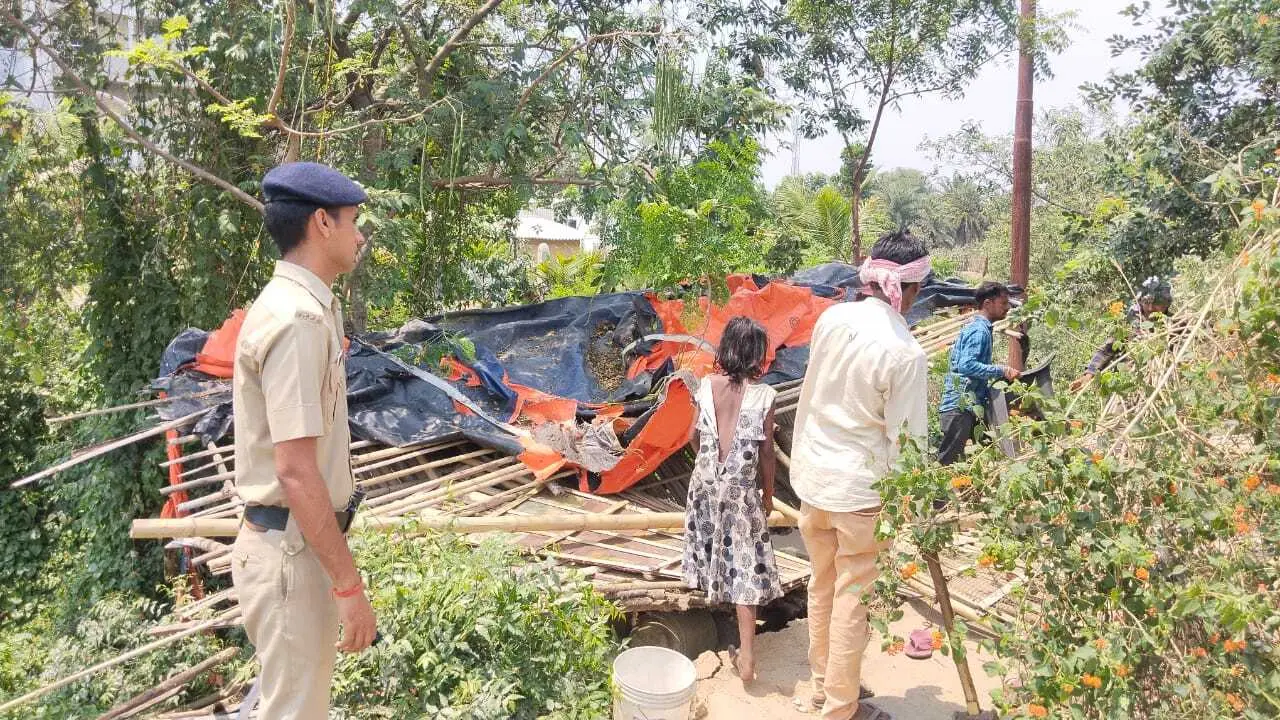 रेल लाइन किनारे बनीं झोपड़ियों को आरपीएफ ने तोड़ा