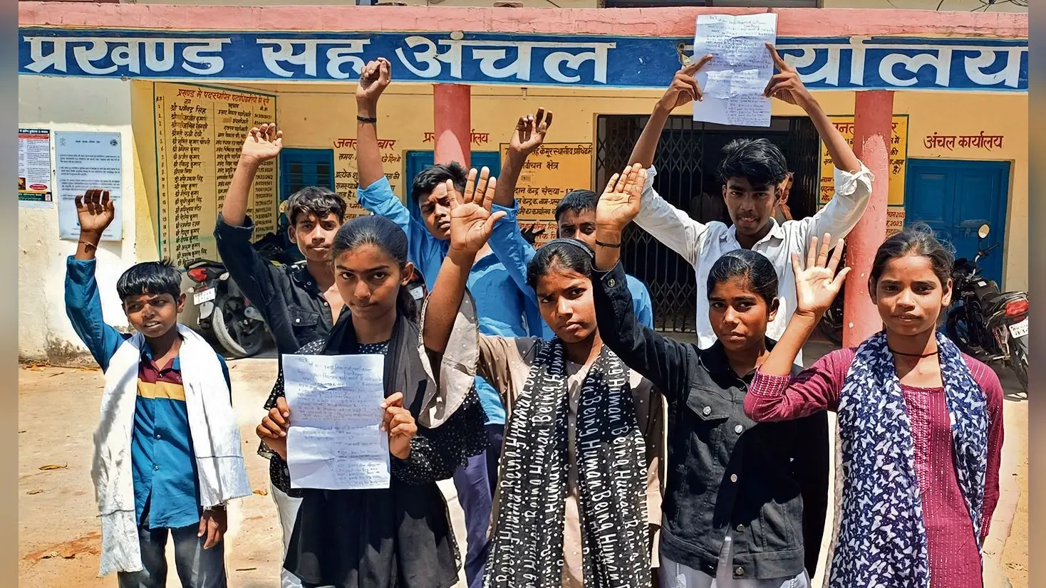 अपनी पंचायतों में नामांकन के खिलाफ प्रदर्शन