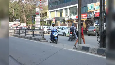 सड़क पर मनमाने तरीके से बनाये गये कट बन रहे जानलेवा