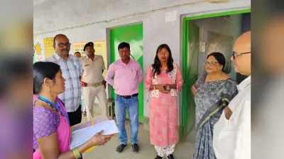 आयुक्त ने बाघमारा व टुंडी विस क्षेत्र के बूथों की स्थिति का लिया जायजा