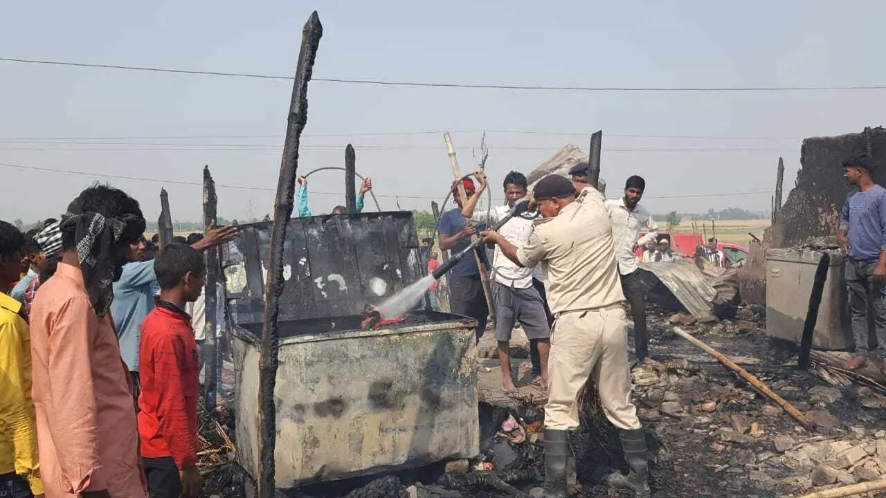 आग से जले पांच घर, मातम में बदली ईद की खुशियां