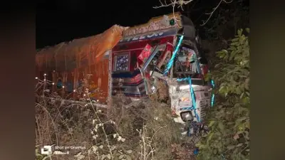 अनियंत्रित होकर ट्रक गड्ढे में गिरा, चालक गंभीर रूप से घायल