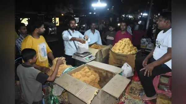 देवघर में ईद की सेवइयाें व कपड़ों की हुई जमकर खरीदारी