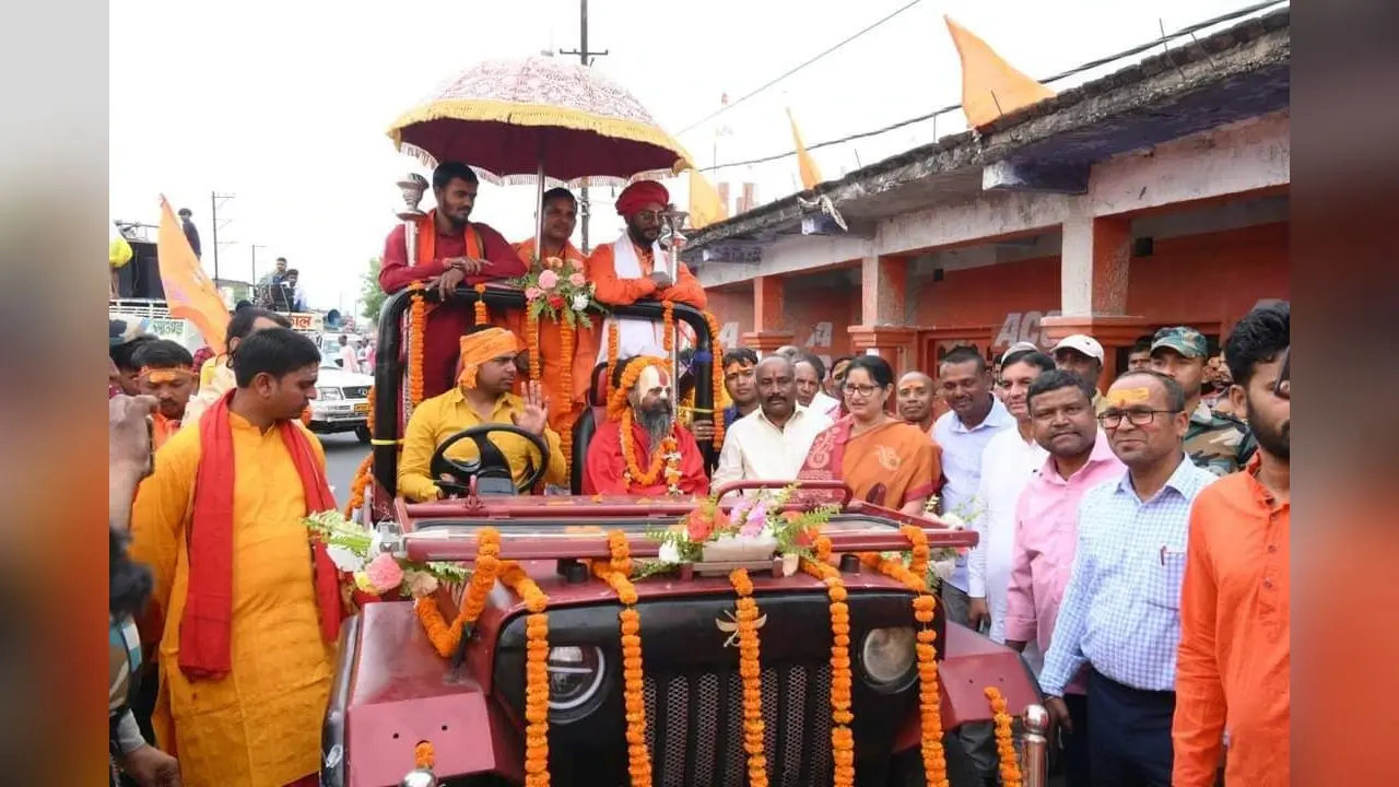 हनुमान प्राण प्रतिष्ठा महायज्ञ को लेकर निकाली कलश यात्रा
