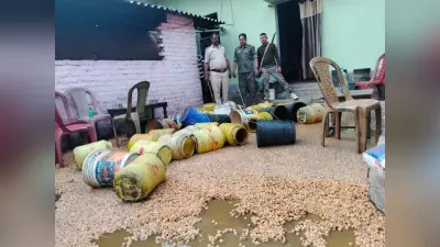 नगर पुलिस ने की छापेमारी, 120 लीटर महुआ शराब जब्त