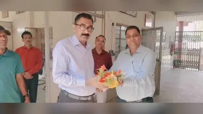 विद्यार्थी अपने माता-पिता के चरण स्पर्श करके स्कूल आयें
