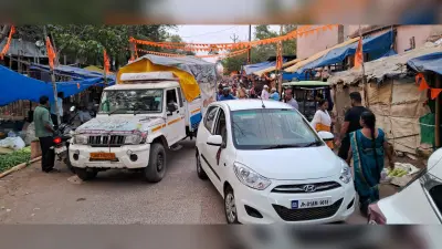 मार्केट में दुकान मिलने के बाद भी फुटपाथ नहीं छोड़ रहे दुकानदार