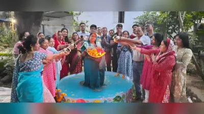 बिष्टुपुर : आंगन में घाट बनाकर छठ व्रती ने दिया अर्घ