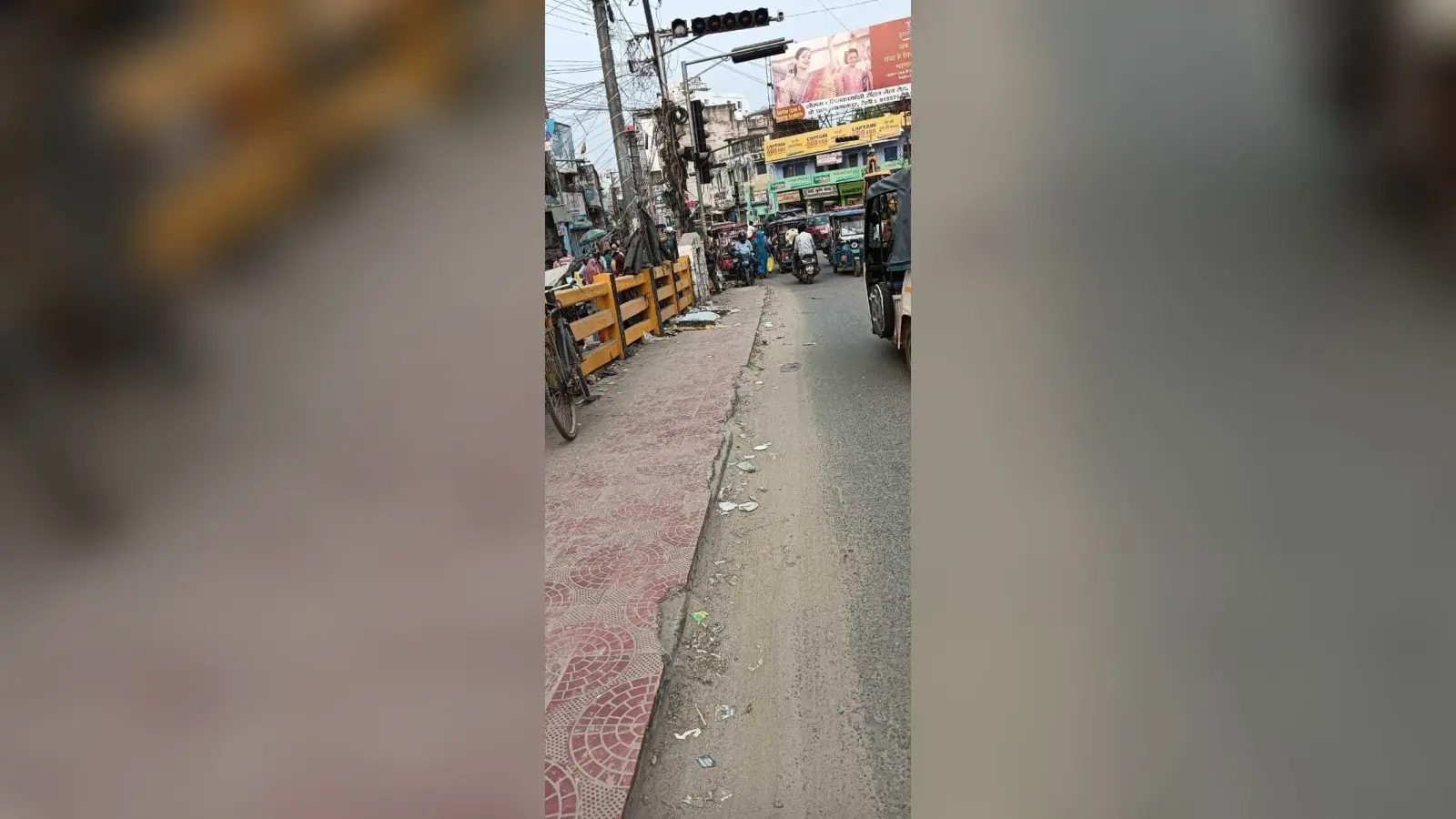 Bhagalpur News : लोहिया पुल के फुटपाथ पर एक तरफ से लग रहा टाइल्स, तो दूसरी ओर से टूट रहा