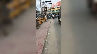 Bhagalpur News : लोहिया पुल के फुटपाथ पर एक तरफ से लग रहा टाइल्स, तो दूसरी ओर से टूट रहा