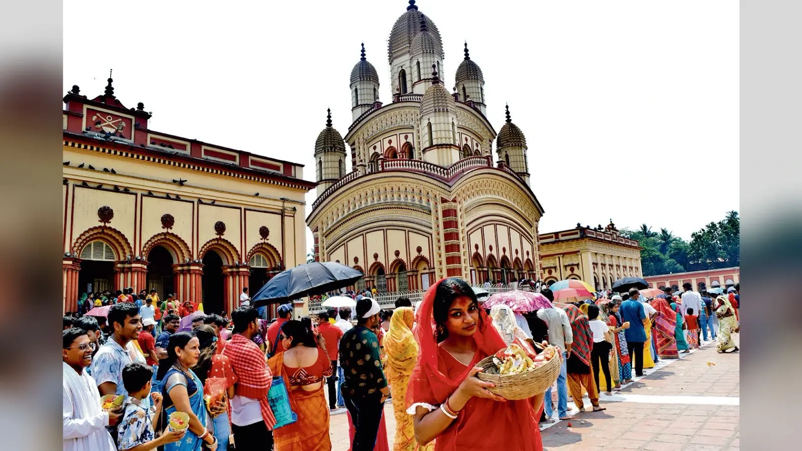 पोइला बोइशाख पर मंदिरों में उमड़ी भीड़