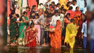 पारंपरिक छठ गीतों से गुंजायमान रहे गया के घाट