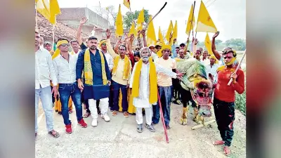 भैंसे के साथ चुनाव प्रचार कर रहे अजीत प्रसाद महतो, खींच रहे ध्यान