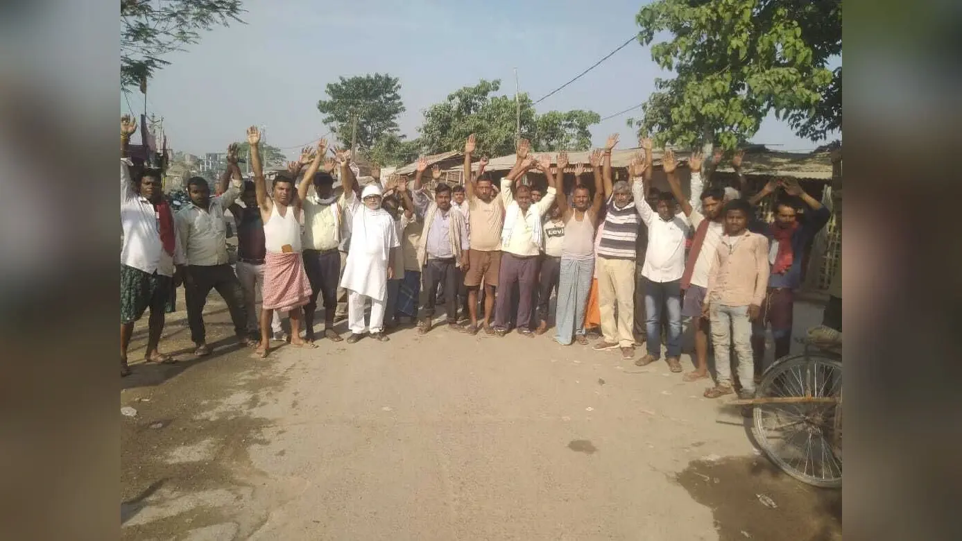 सड़क निर्माण में गड़बड़ी को लेकर प्रदर्शन