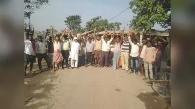 सड़क निर्माण में गड़बड़ी को लेकर प्रदर्शन