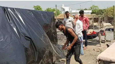 आग उगलती पॉलीथिन के नीचे रहने को विवश है अग्निपीड़ित