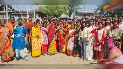 सिंदूर खेला के साथ नवपत्रिका का विसर्जन, राजगंज के मेले में उमड़ी भीड़