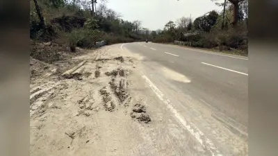 डाला व टीपर ट्रक से हो रहा फ्लाई ऐश का परिवहन