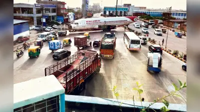 ट्रक पर चला विमान तो लग गया जाम
