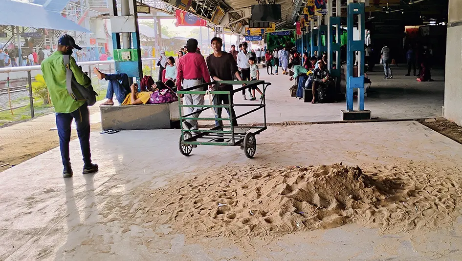 सीवान जंक्शन : हर जगह हो रहा काम, पर यात्रियों की सुविधा का नहीं रखा जा रहा ख्याल