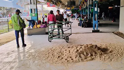 सीवान जंक्शन : हर जगह हो रहा काम, पर यात्रियों की सुविधा का नहीं रखा जा रहा ख्याल