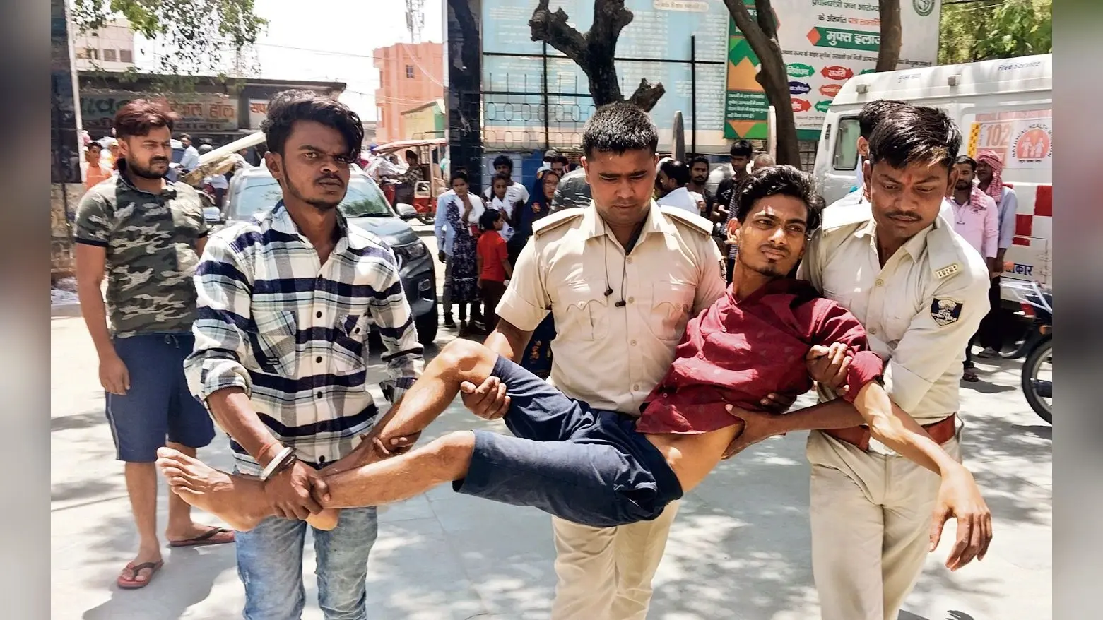 घर के बाहर बैठे युवक को गोली मारकर किया जख्मी, फिर साथ ले गया बदमाश