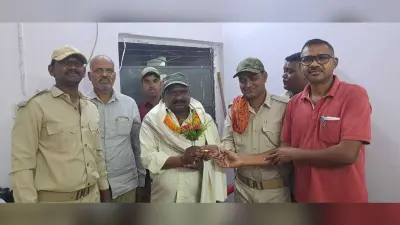 सेवानिवृत्त सुरक्षा प्रहरी को दी गयी विदाई
