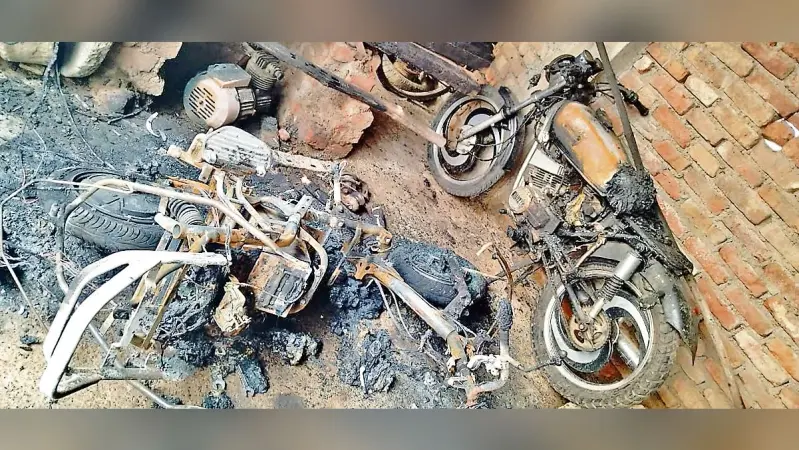 इलेक्ट्रॉनिक स्कूटी में आग लगी, बगल में रखे कई वाहन जले