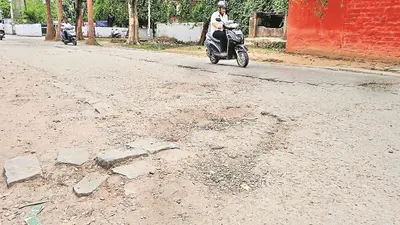 बाबूलेन सड़क में 20 से ज्यादा गड्ढों के कारण रोज हो रहे हादसे