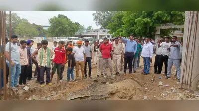 जेम्को मैदान घेरने पहुंचे टाटा स्टील के अधिकारियों को स्थानीय लोगों ने रोका