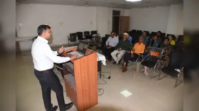 एमजीएम कॉलेज के छात्रों ने बच्चों के खांसी के इलाज के बारे में ली जानकारी
