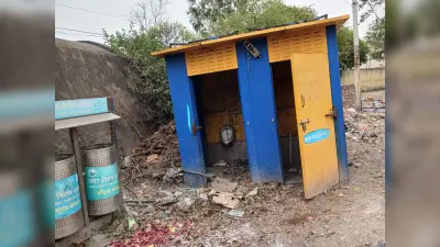 भौंरा नीचे बाजार में निगम का ढाई लाख का मॉडयूलर शौचालय बना कूड़ेदान