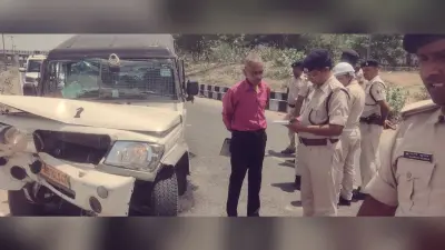 गंगापथ पर कैश वैन डिवाइडर से टकराया, चालक, गनमैन सहित चार घायल