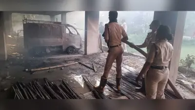 दिल्ली मोड़ में अपार्टमेंट में लगी भीषण आग, फंस गये ऊपरी तल के कई परिवार
