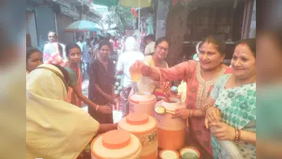 मारवाड़ी समाज की महिलाओं ने किया शरबत वितरित
