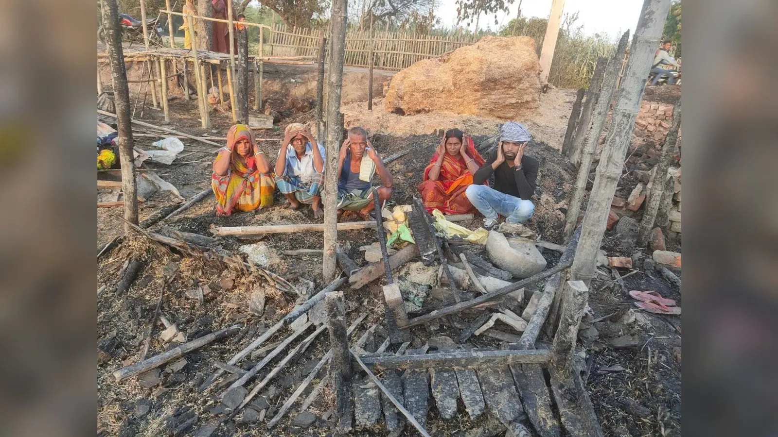 आग से चार घर सहित लाखों से अधिक का सामान पूरी तरह से जलकर राख अज्ञात कारणों से लगी आग, हवा ने और बढ़ा दी धधक