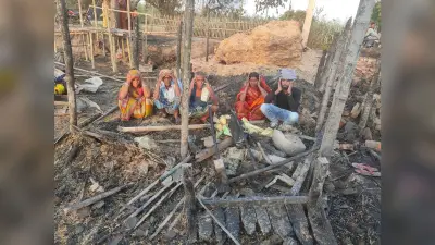 आग से चार घर सहित लाखों से अधिक का सामान पूरी तरह से जलकर राख अज्ञात कारणों से लगी आग, हवा ने और बढ़ा दी धधक