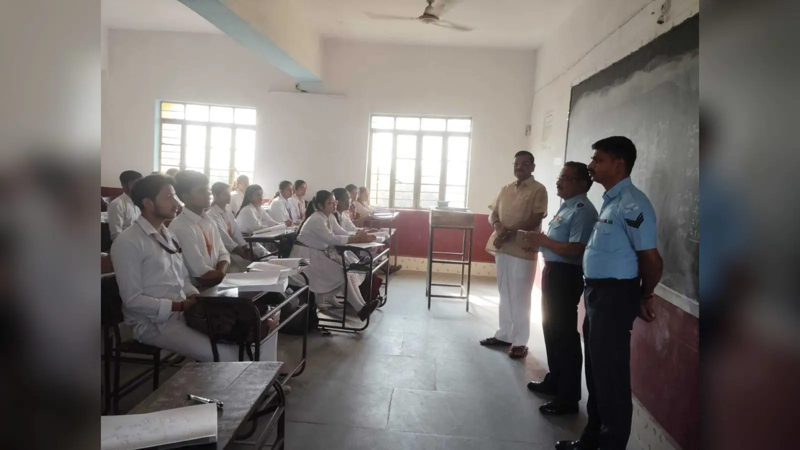डीएवी में विद्यार्थियों को वायु सेना में भर्ती होने के लिए किया गया प्रेरित