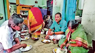 जेमुआ ग्राम में भाजपा नेता के घर में तृणमूल कांग्रेस विधायक ने किया भोजन